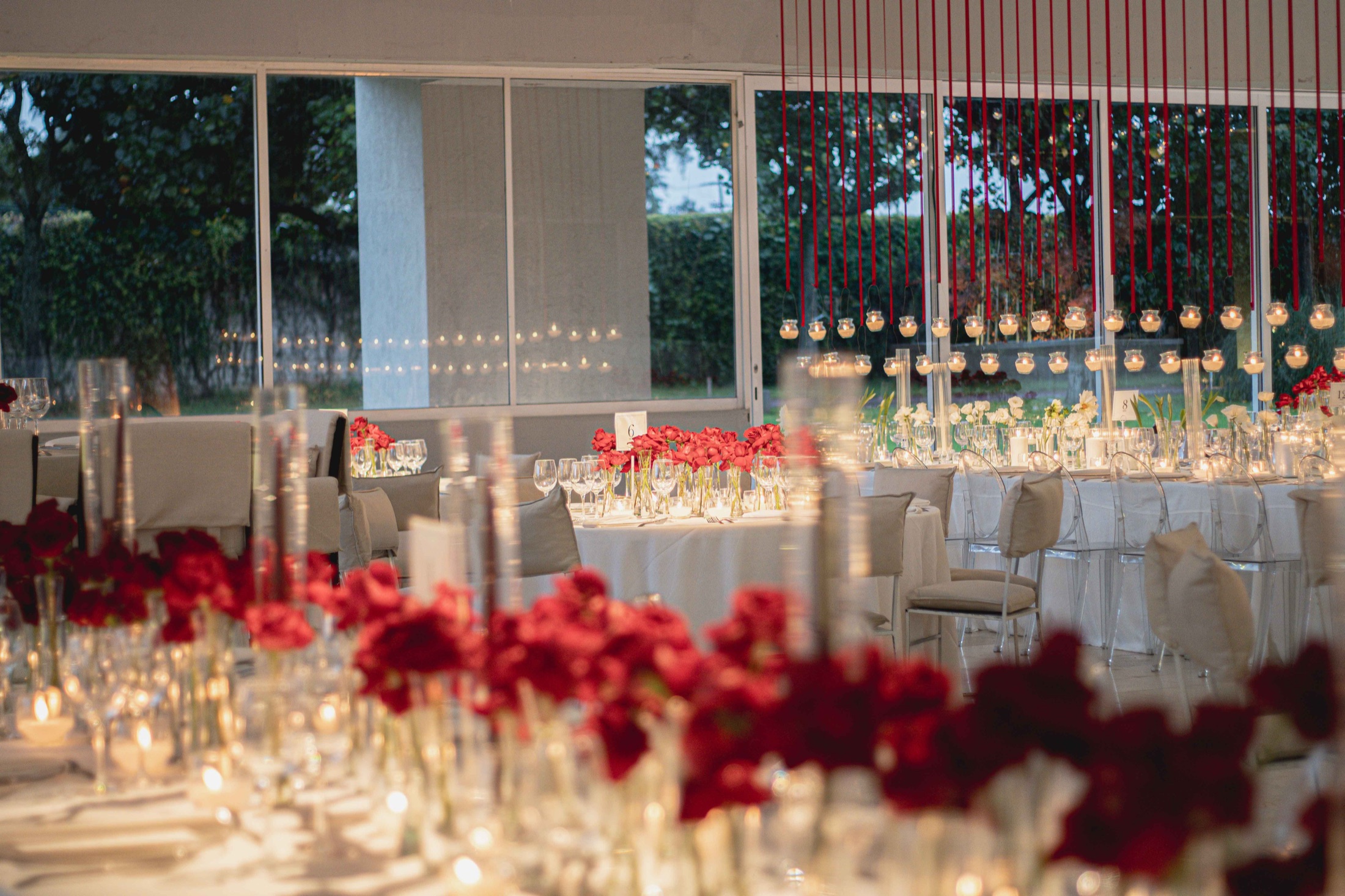 Banquete con flores rojas