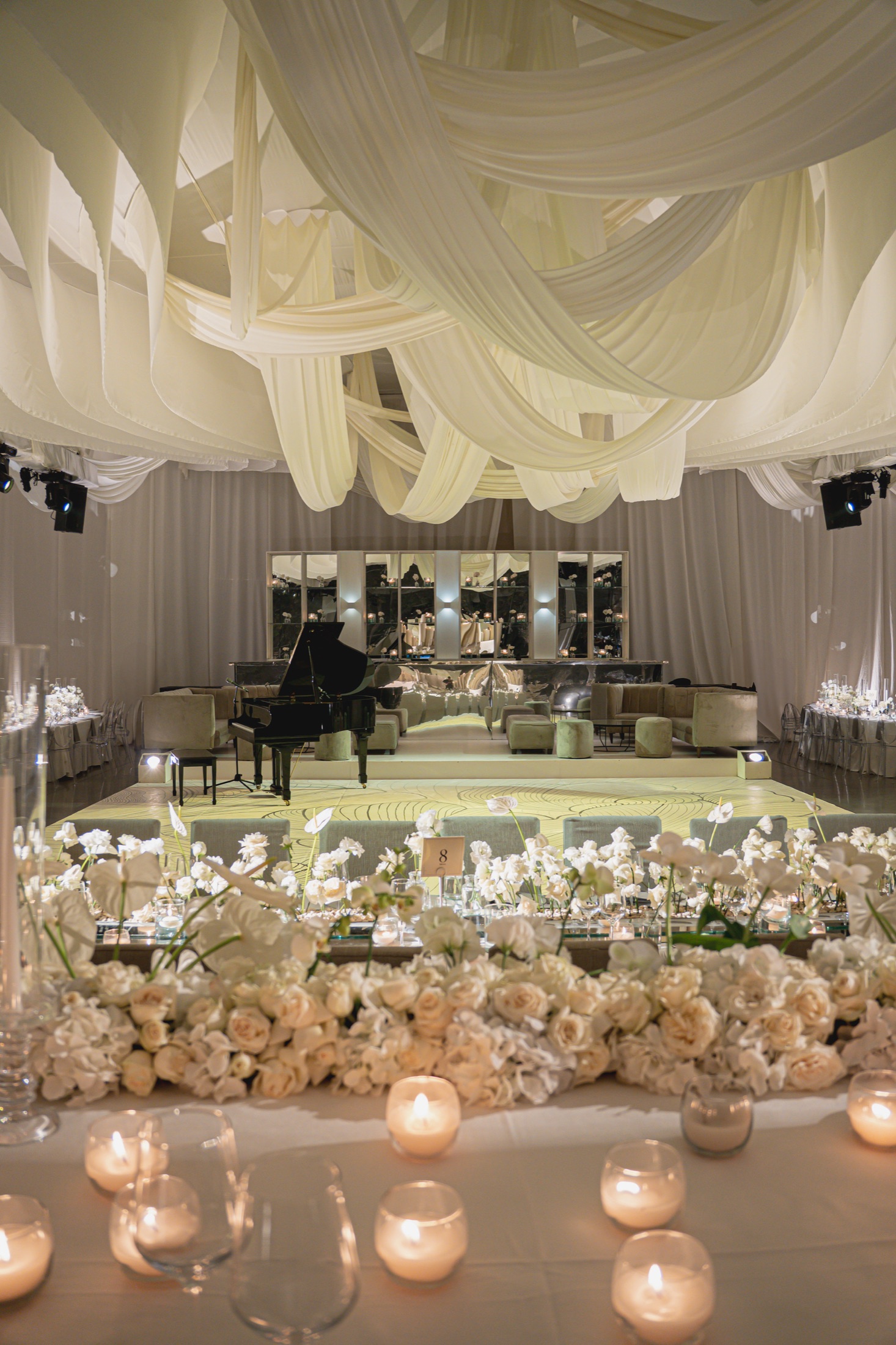 Salón con piano y orquídeas